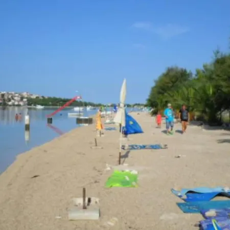 Miki Rogoznica - Classic Two Bedroom With Terrace Appartamento Podglavica